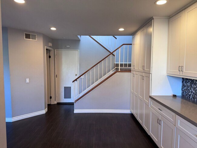 Building Photo - 2 Bedroom 2.5 Bath in the Beautiful City of Corona (New Carpet stairs and 2nd level)