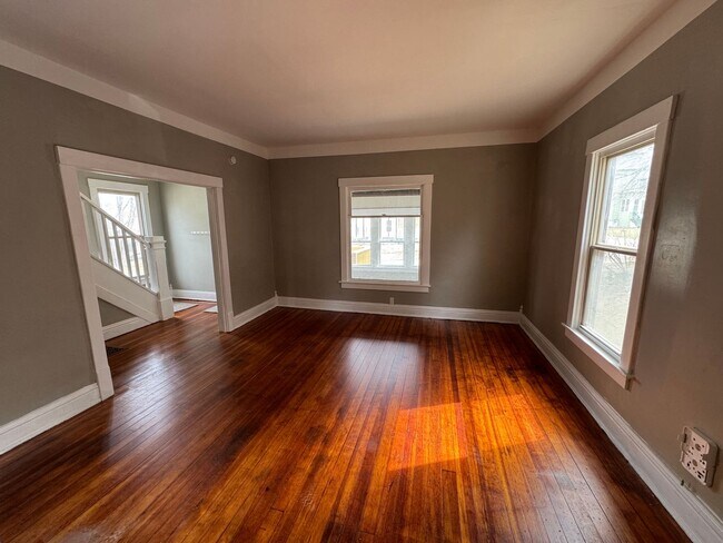 Foto del edificio - Spacious 2-Bedroom Home in a Quiet Neighbourhood!