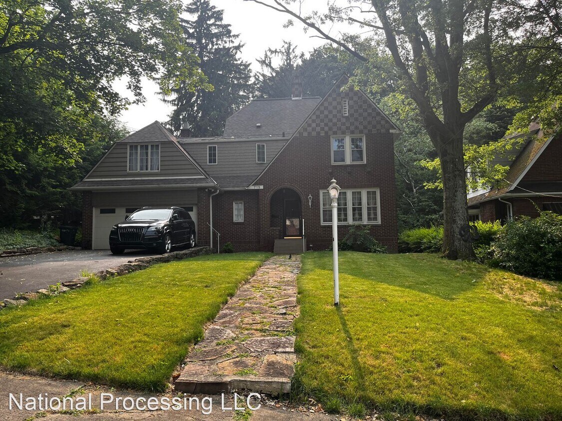 Primary Photo - 5 br, 3.5 bath House - 715 North McKean St...
