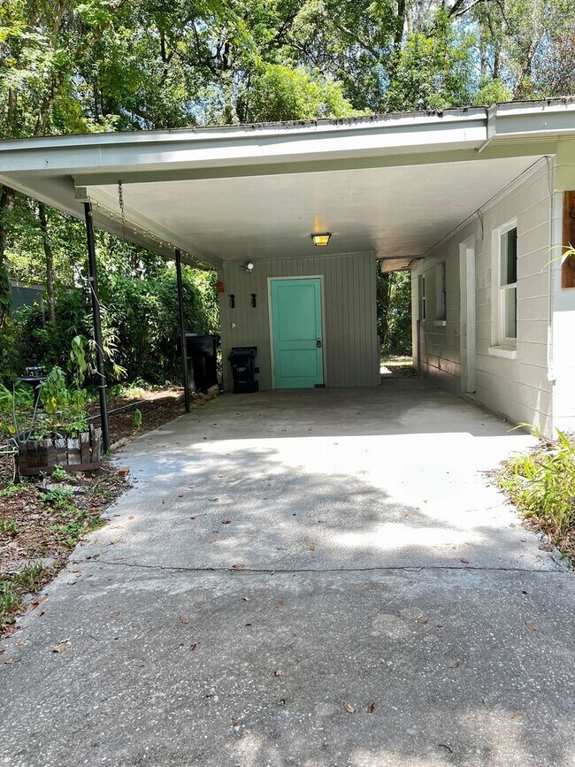 Foto del edificio - Adorable 2/1 fully furnished newly renovat...