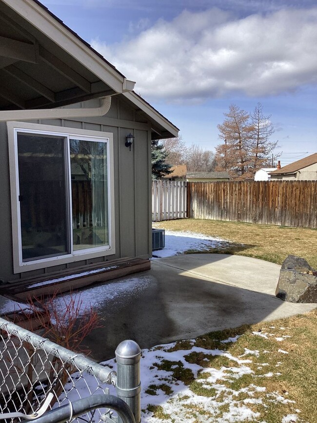 Building Photo - 1335-1335 NE Del Norte Ave