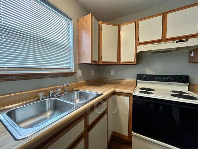 Building Photo - 1450 E Sequoyah Ct