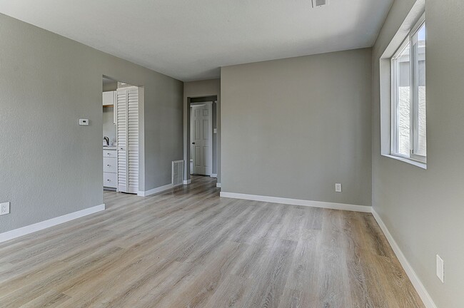 Building Photo - Welcome to this move in ready home on Colu...