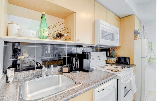 Building Photo - 18 Yonge St