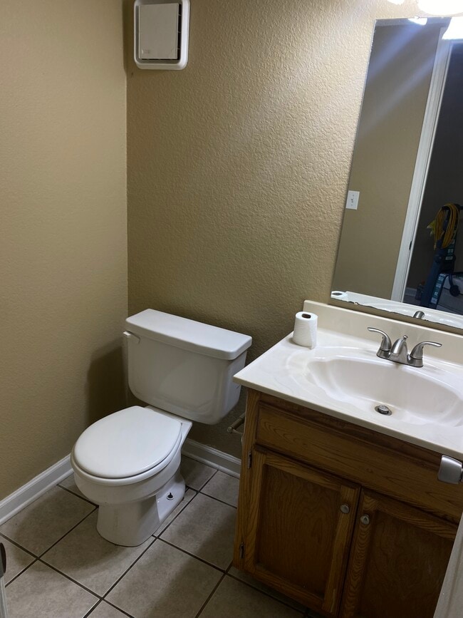 Building Photo - 118 NE Greystone Dr