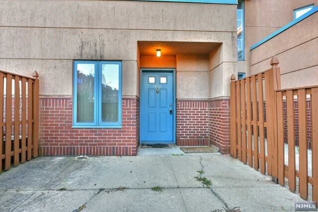 Building Photo - 950 River Rd