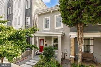 Building Photo - 709 16th St NE