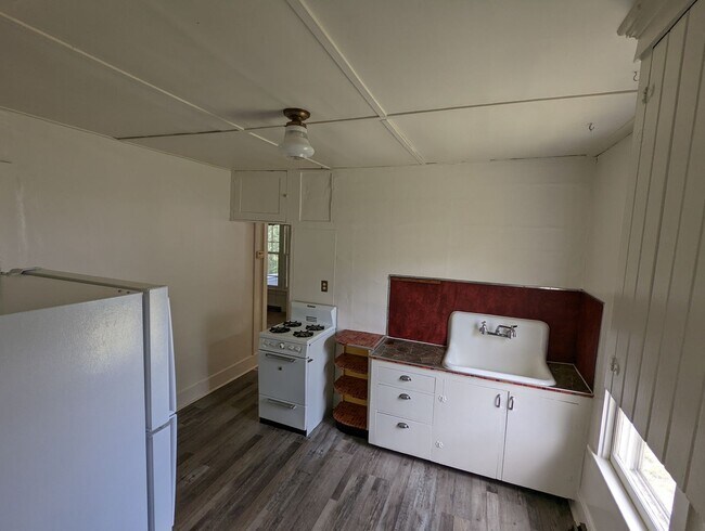 Foto del edificio - Centrally Located Home on Corner Lot with Small Pets Considered