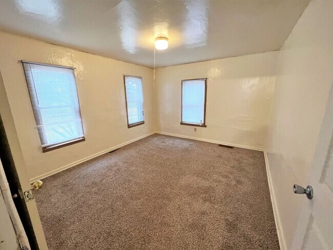 Foto del edificio - 414 E 7th-4 Bedroom Home