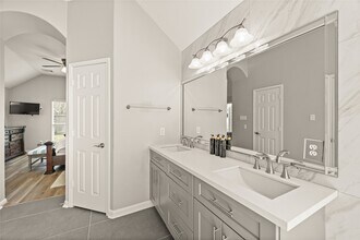 Building Photo - 1330 Leigh Gdns Dr