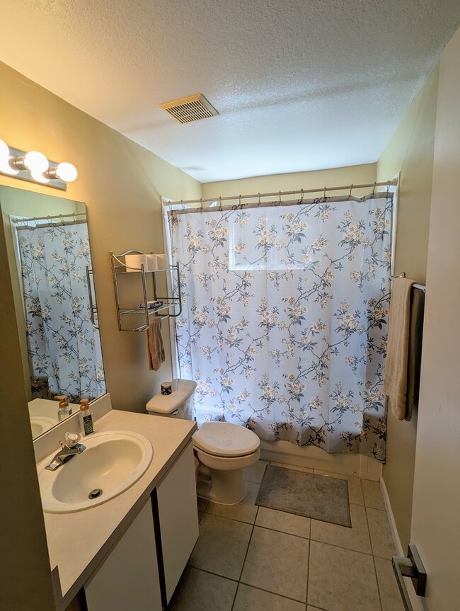 El baño se compartirá con otra habitación (actualmente desocupada). - 3145 Britannia Blvd