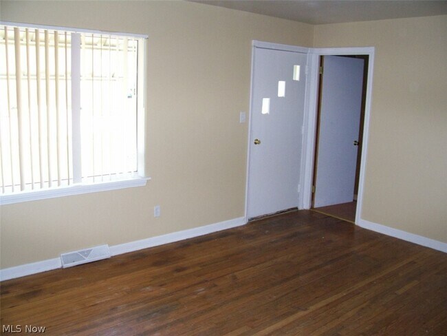 Foto del edificio - 25701 Richards Ave
