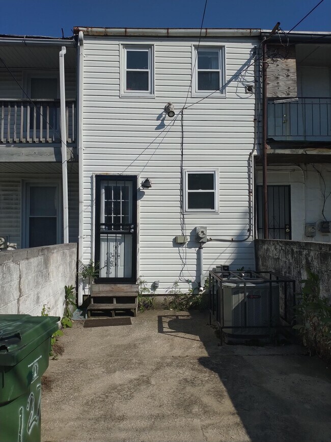 Foto del edificio - 1242 Washington Blvd