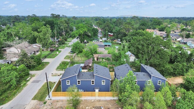 Building Photo - 8102 Crestview Dr