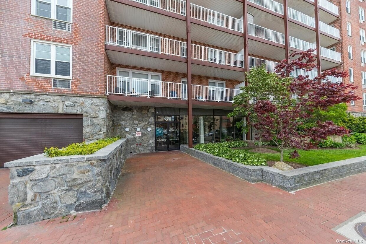 Primary Photo - 666 Shore Rd
