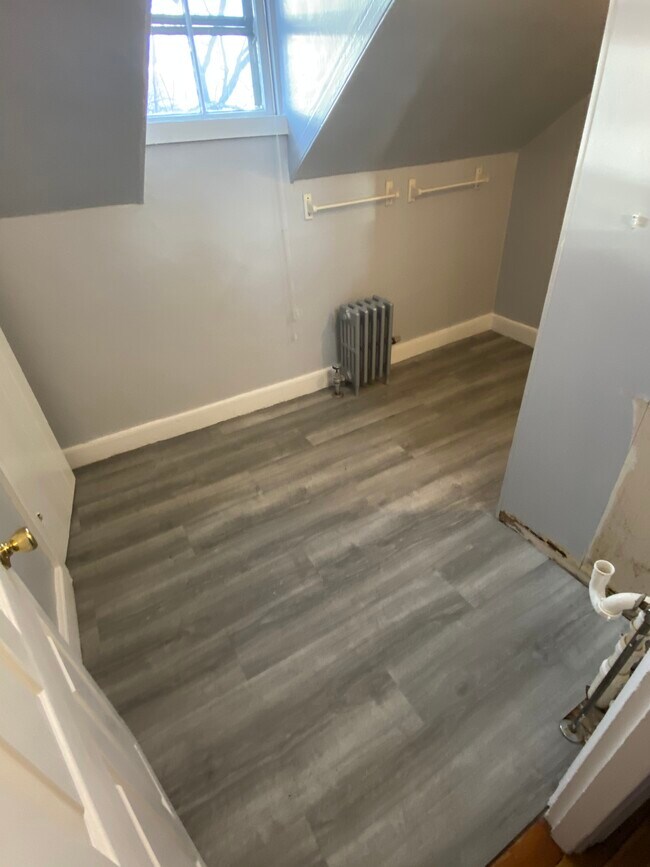 389 Laurel Hill Ave Unit 3 2nd floor, Cranston, RI 02920