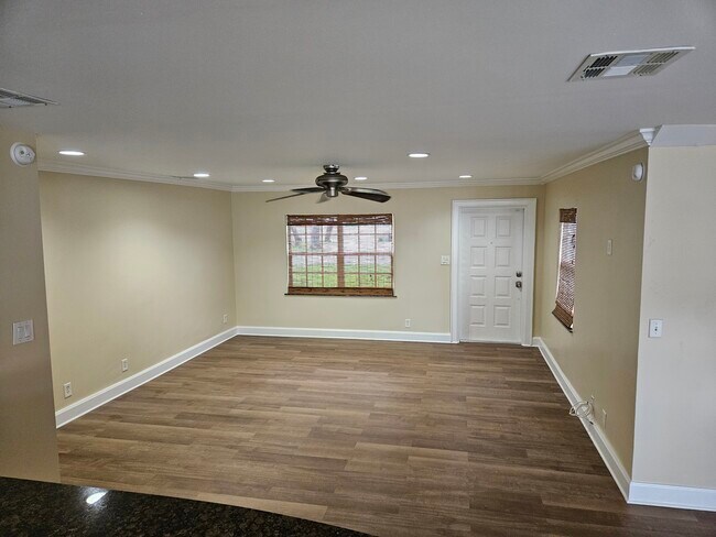 Building Photo - 8602 Twin Lakes Blvd