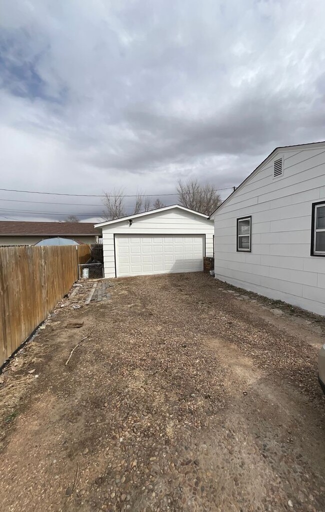 Building Photo - 3 Bed 1 bath with large 2 car garage close...
