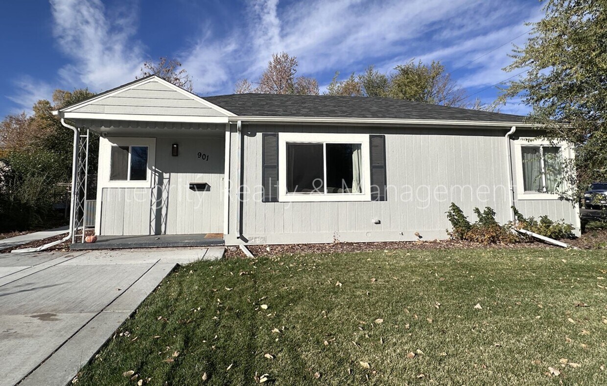 Photo - 3 Bed/1 Bath, 1,051 Sqft - 901 S Alcott St Denver, CO 80219