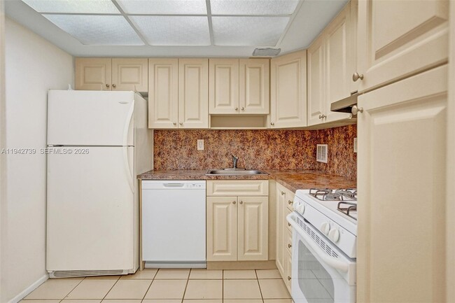 Building Photo - 3140 S Ocean Dr