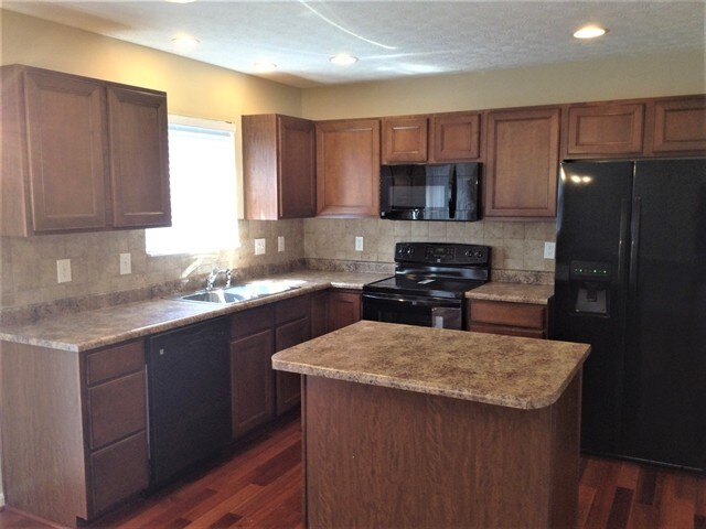Foto del edificio - 7685 Falls Creek Way