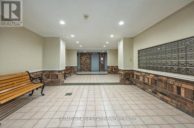 Building Photo - 986 Huron St