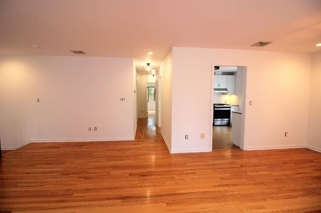 Building Photo - Teaneck