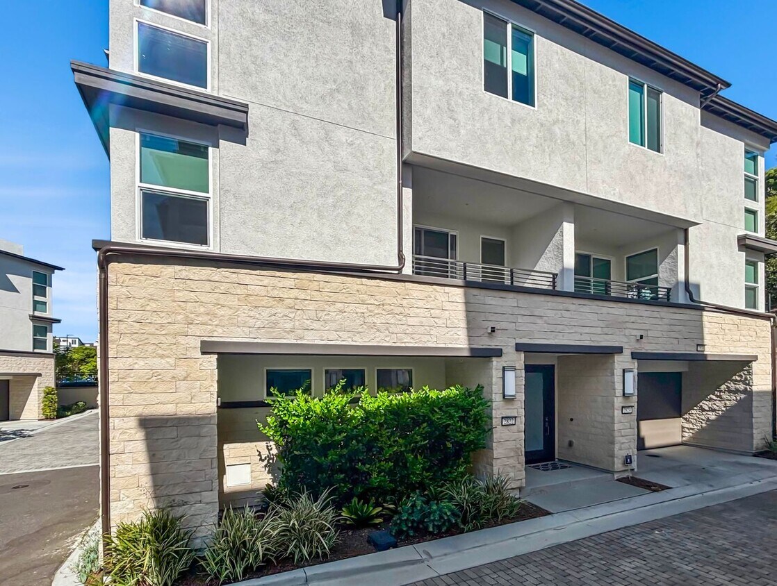 Foto principal - Stunning 3BD/2.5BA Townhouse in Mission Va...