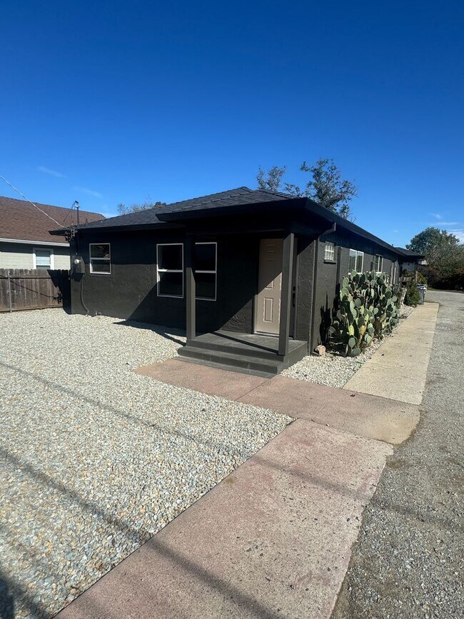 Foto del edificio - ***$500 OFF 1st MONTH!*** 2 BED 1 BATH IN DOWNTOWN REDDING, CA!