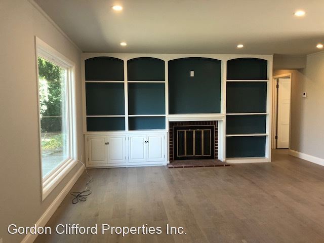 Building Photo - 3 br, 1 bath House - 638 LARCHMONT DR