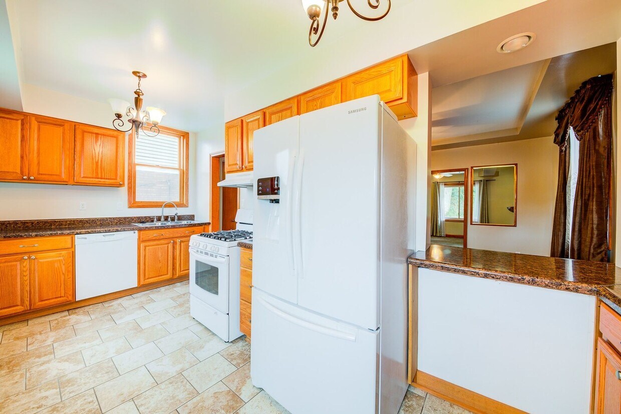 Foto principal - Stunning 3 bedroom home in Bon Air availab...