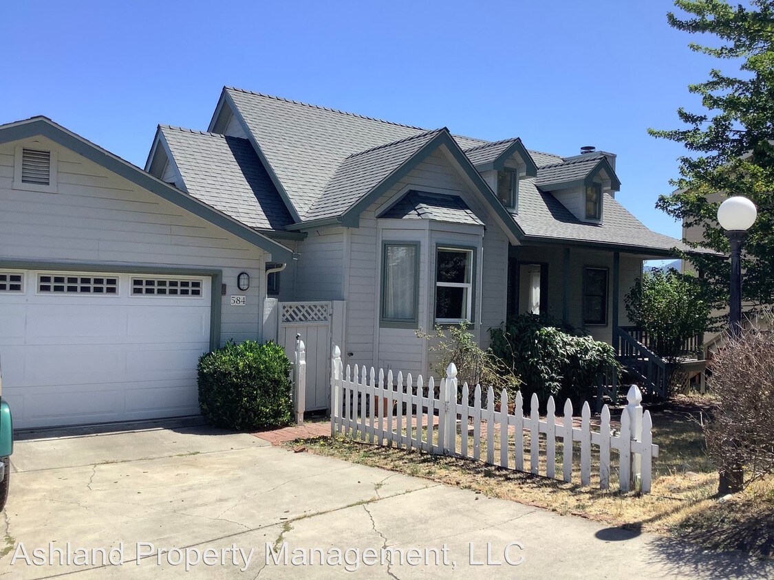 Primary Photo - 4 br, 3.5 bath House - 584 Prim St