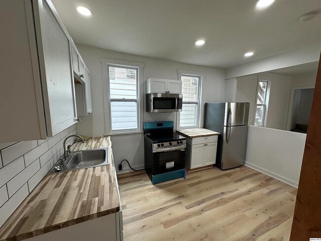 Building Photo - 836 Adams St