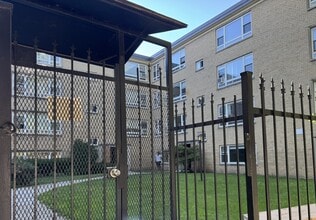 Building Photo - 6114 N Damen Ave