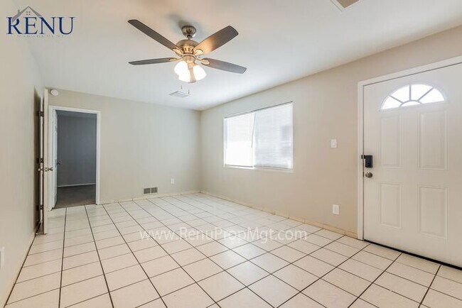 Building Photo - AVAILABLE NOW FOR A SELF GUIDED TOUR! Appl...