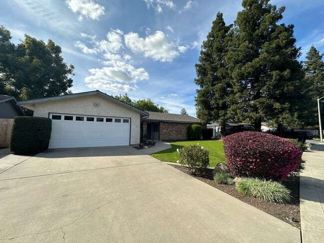 Building Photo - Charming Mid-Century home available in des...