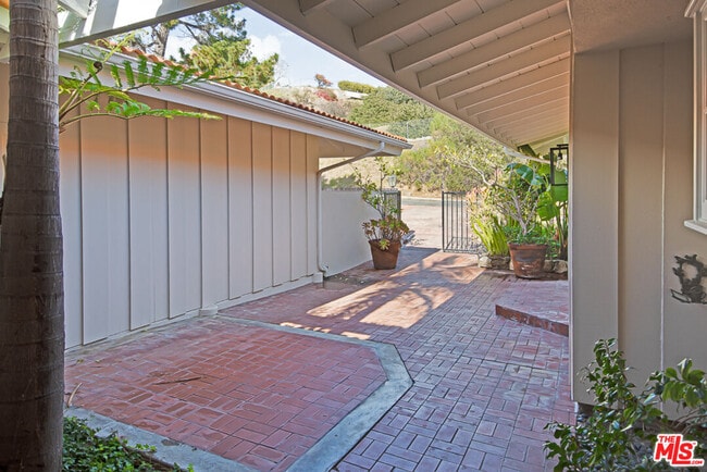 Building Photo - 705 Vía Santa Ynez