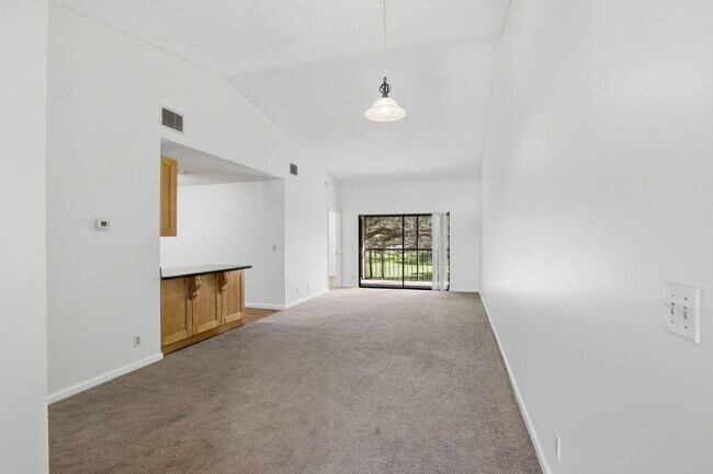 Foto del edificio - 3300 Jaywood Terrace