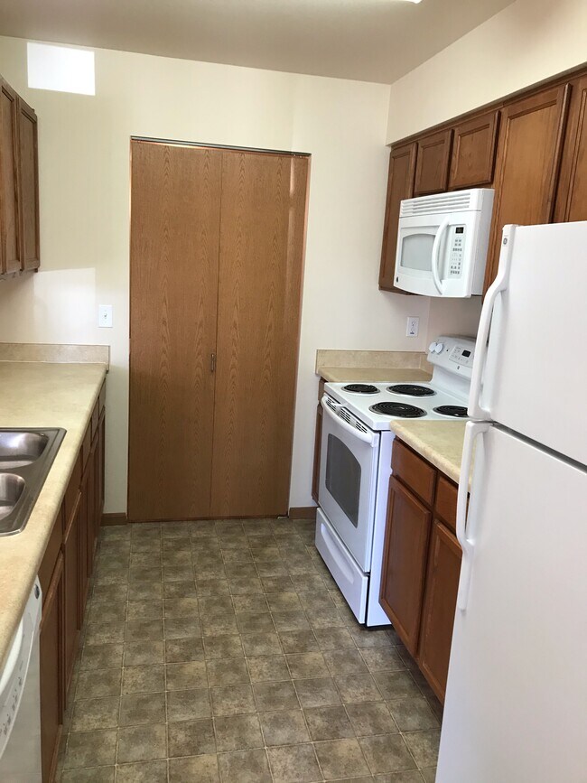 Kitchens has dishwasher microwave and plenty of storage - 2 W Chugwater St
