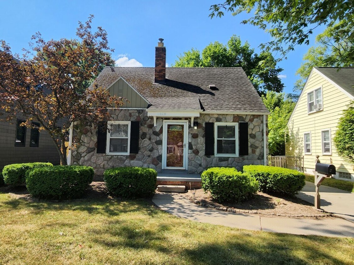 Primary Photo - Updated Birmingham bungalow 3 bed 2 bath