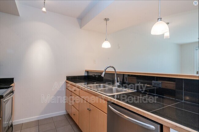 Foto del edificio - 4710 Holiday Dr