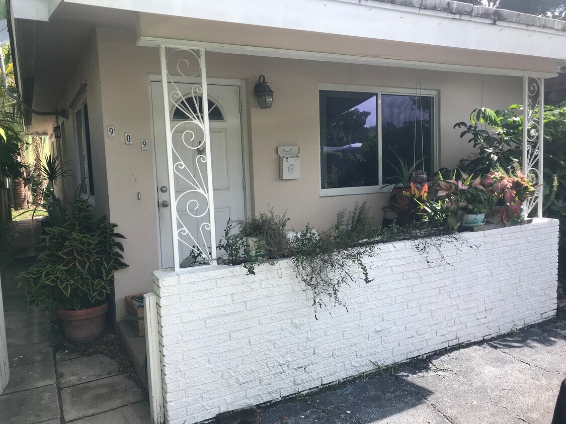 Primary Photo - 909 NE 17th Ct