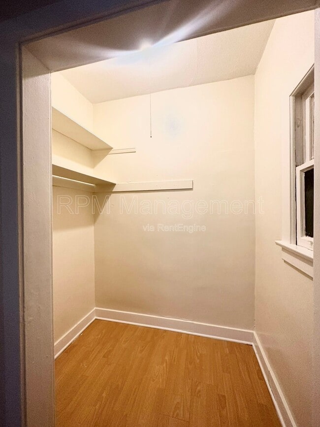 Foto del edificio - 1825 Ivar Ave