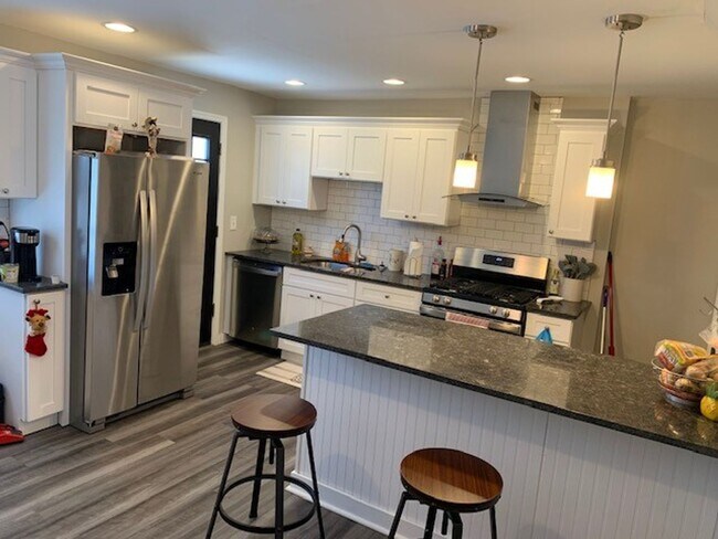 Foto del edificio - MODERN 2 BEDROOM, 1 BATHROOM TOWNHOUSE - GARFIELD