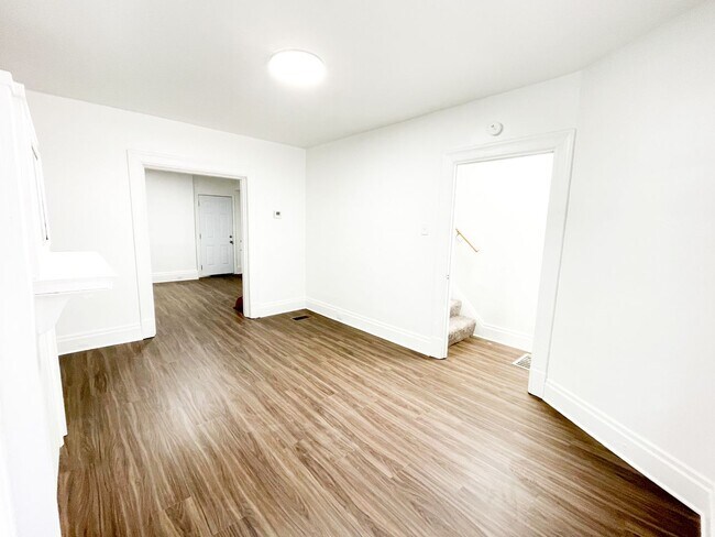 Foto del edificio - Available JUNE - Renovated 2 Bedroom Row H...