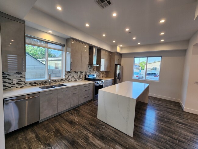 Building Photo - 1211 N Mariposa Ave
