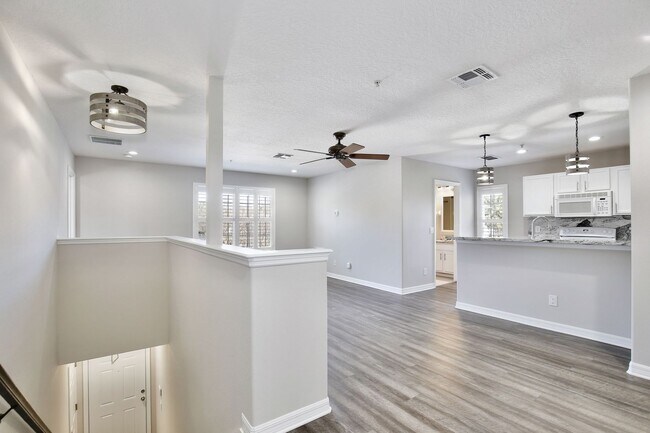 Foto del edificio - Modern 1/1 Spacious Apartment with 1 Car G...