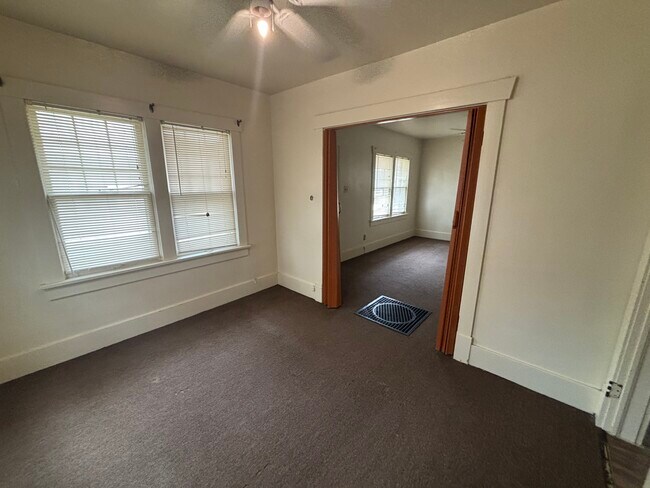 Foto del edificio - 215 E 1st Ave