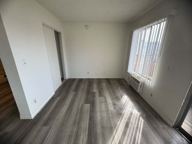 Building Photo - 1325 Hoover S St