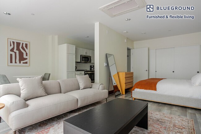 Foto del edificio - 110 W Ocean Blvd